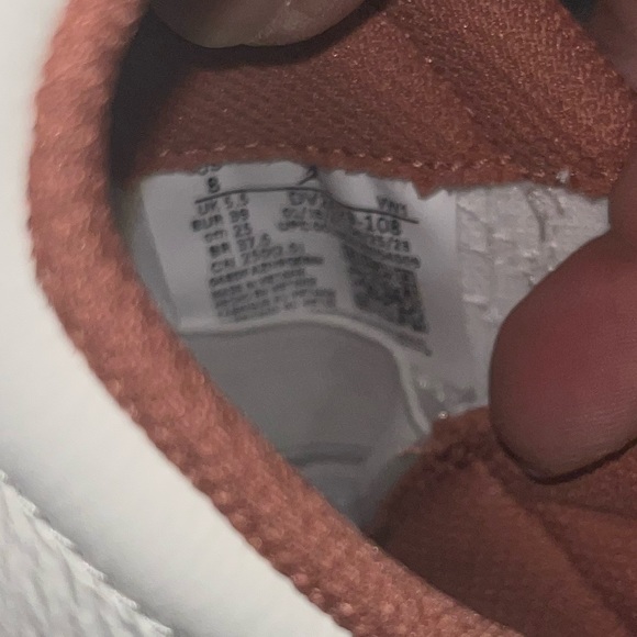 NIB AIR JORDAN 11 CMFT LOW CASUAL SHOES IN SAIL/SKY J ORANGE Women
SIZE 8 - Picture 11 of 12